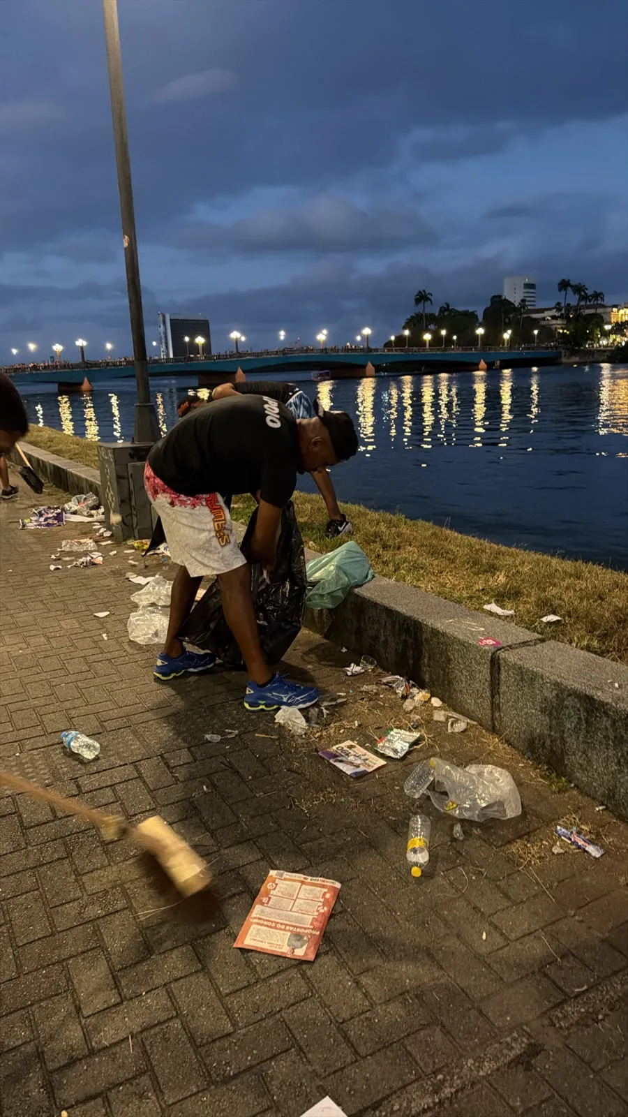 Campanha de Raquel dá exemplo e promove a limpeza no Centro do Recife logo após grande ato de campanha