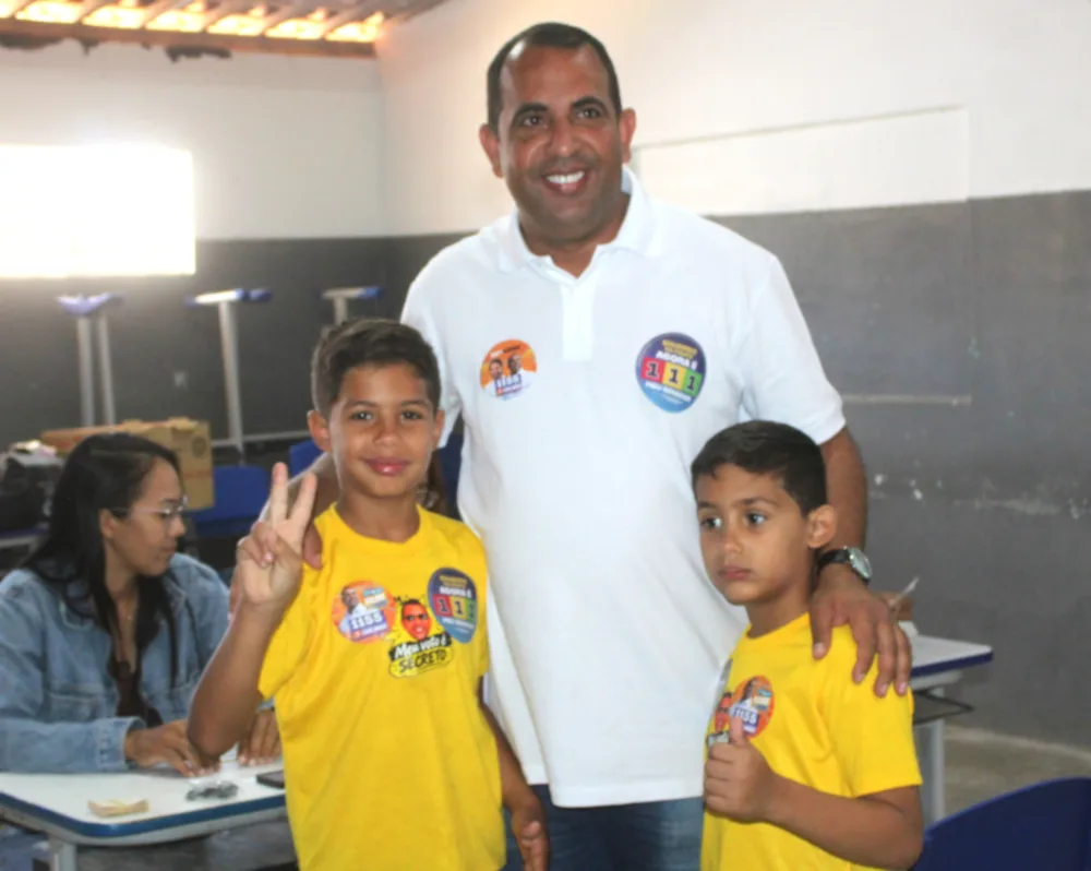 Carlinhos da Cohab vota ao lado dos filhos e diz que agora é a vez do eleitor