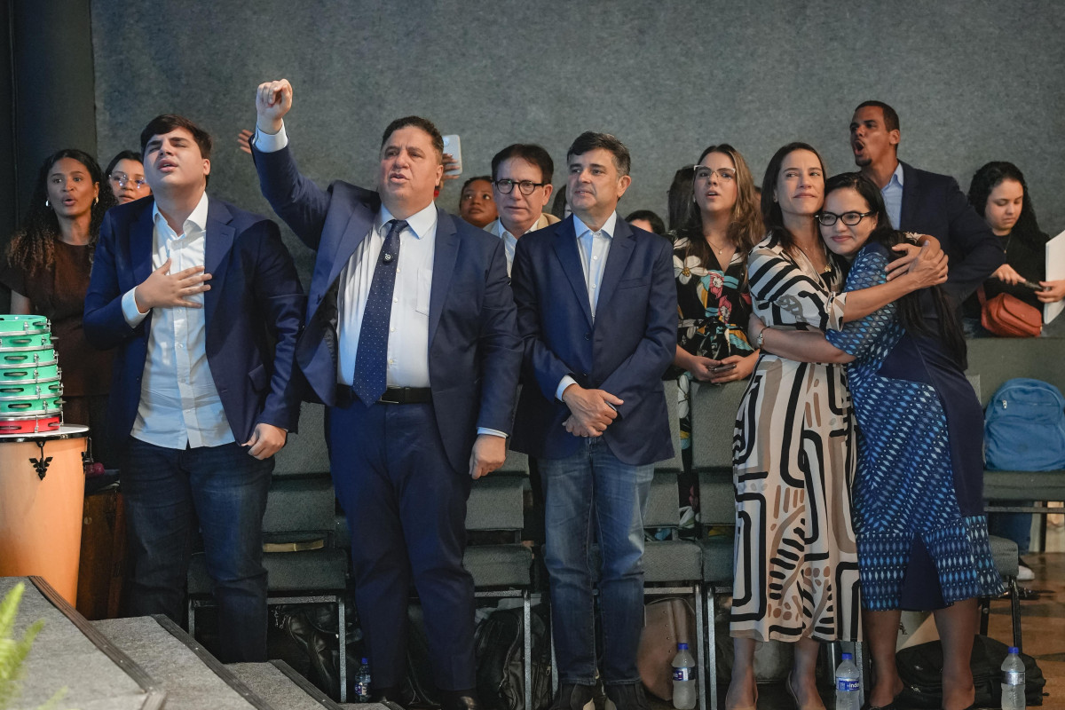 Ao lado de Raquel Lyra, Eduardo da Fonte entrega carta de compromisso durante Jubileu de Ouro da Casa da Bênção no Recife