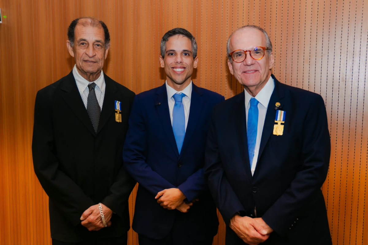 Artista plástico Ferreira e senador Fernando Dueire recebem Medalha Joaquim Nabuco por proposta do deputado Jarbas Filho