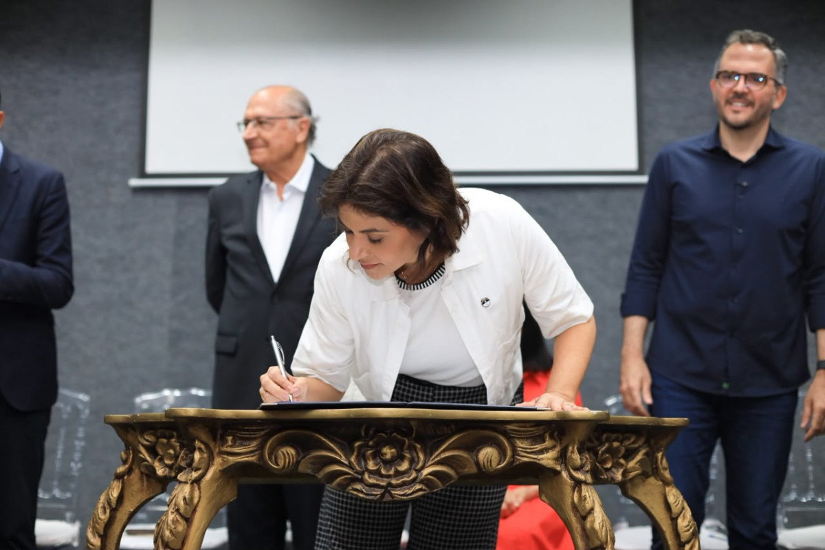 Priscila Krause e Geraldo Alckmin assinam investimentos de R$ 108 milhões no Porto do Recife