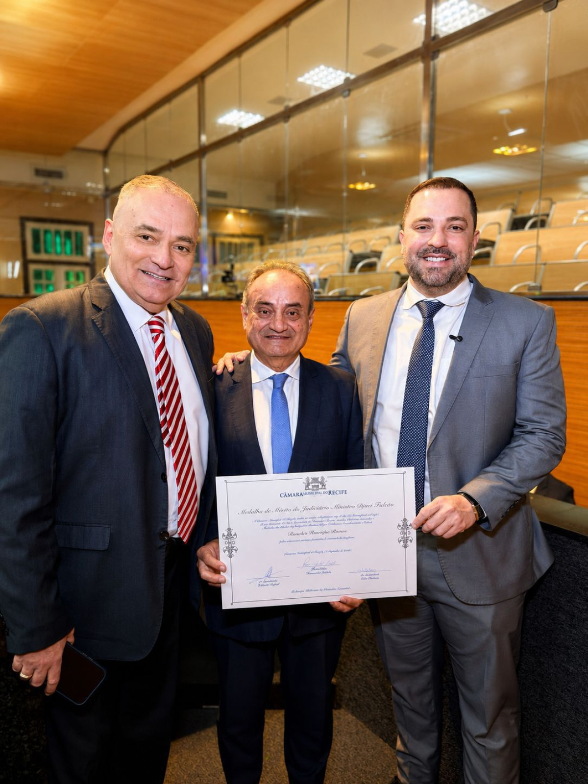 Marco Aurélio Filho entrega medalha Djaci Falcão ao Conselheiro do TCE-PE, Ranilson Ramos