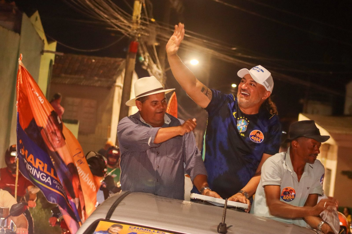 Charlles de Tiringa reúne apoiadores em carreata pelas ruas de Gravatá e segue para o Polo do Jeans