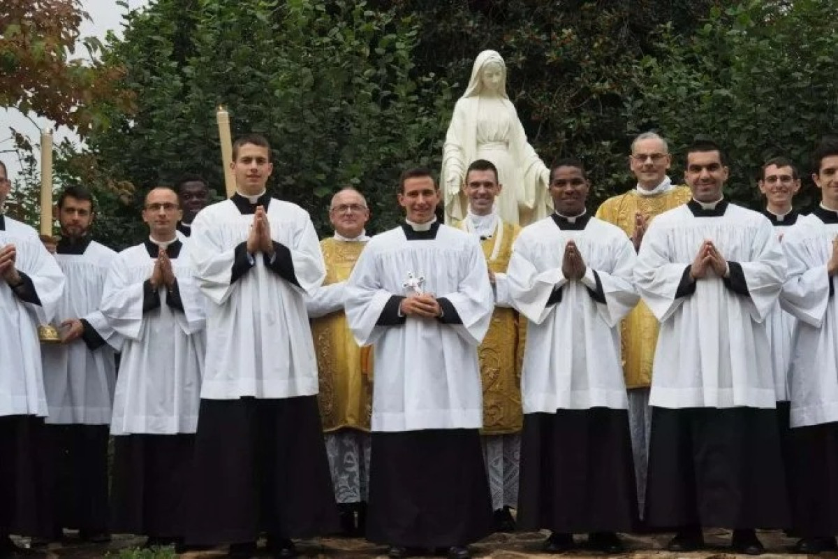Padre de SP é excomungado após se juntar a grupo que desafia o papa
