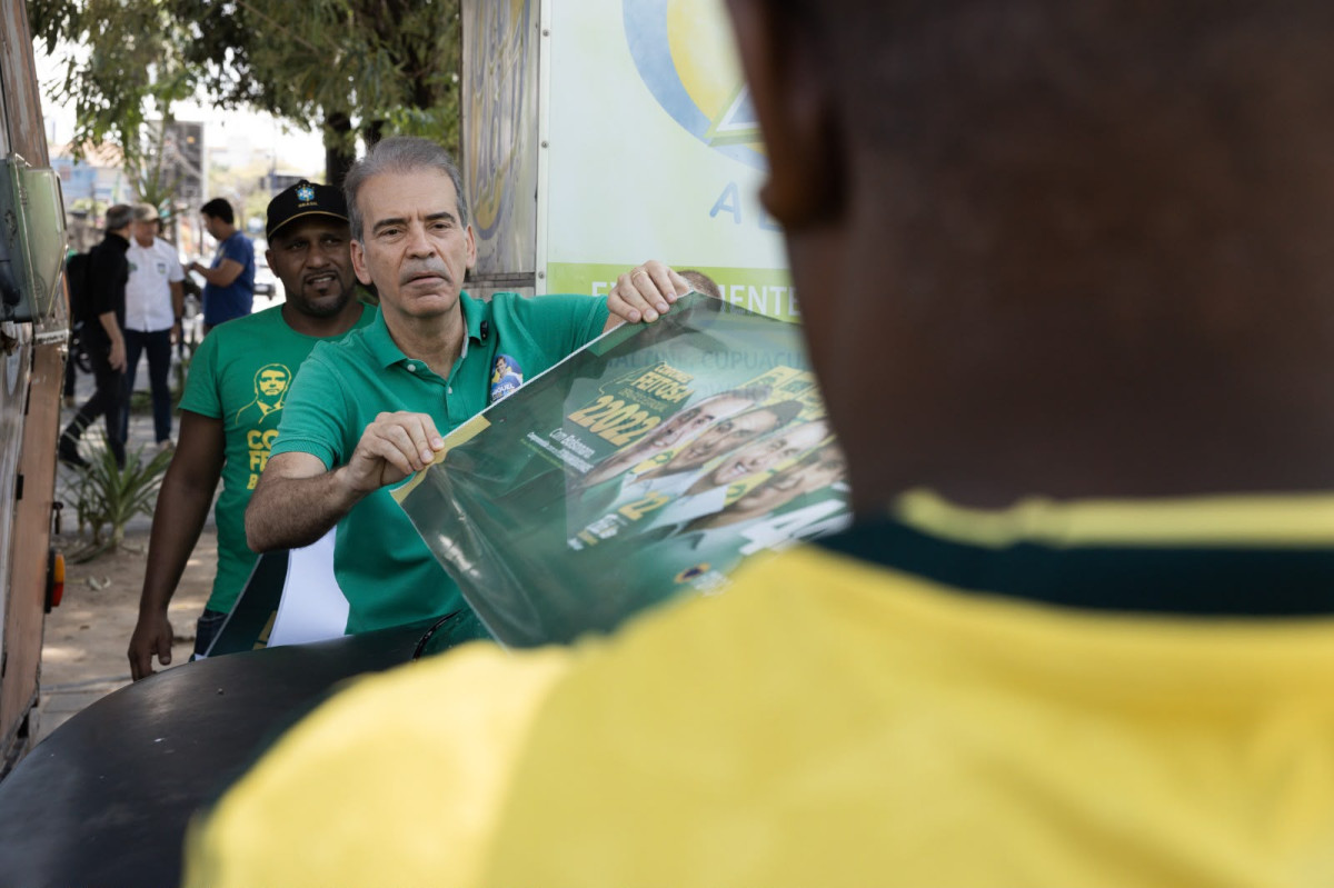 Coronel Feitosa inicia campanha às ruas com adesivaço no Recife