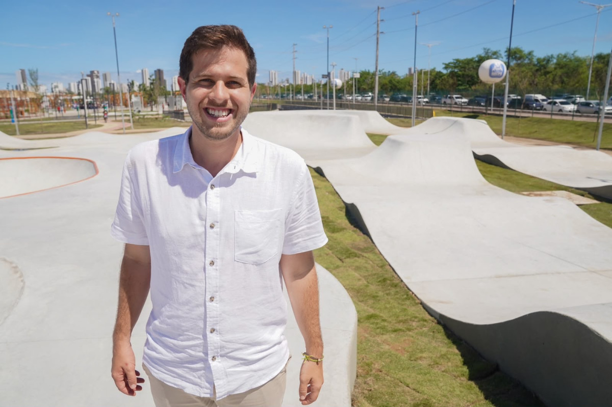 Pedro Campos dá início à campanha com caminhada no Recife destacando presença e entregas pelo estado