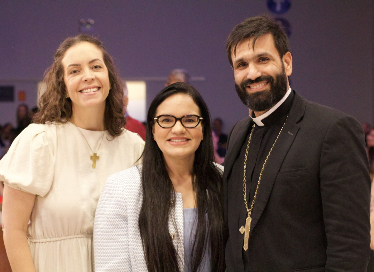 Ao lado de Dom Ivan Rocha, Michele Collins prestigia lançamento da autobiografia de Dom Alexandre Ximenes no Recife