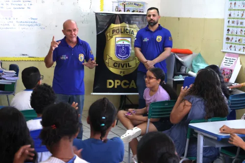 Paulista em parceria com DPCA promove palestra sobre bullying e cyberbullying para crianças de escola no Janga