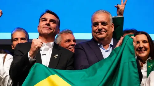 Flávio reúne apoiadores em último ato de rua no Rio