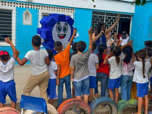 Alfinha leva mensagem de incentivo aos alunos do 2º ano da Rede Municipal para avaliação do SAEPE