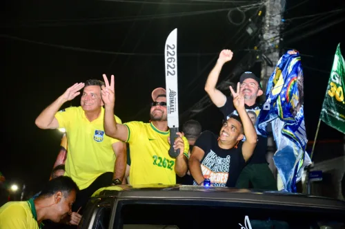 Coronel Meira e candidatos da direita arrastam multidão em carreata na cidade de Pombos 