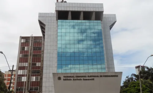 Perfis favoráveis a João Campos sofrem punição da Justiça Eleitoral por publicações que faziam associações falsas entre Raquel Lyra e Rodrigo Carvalheira 