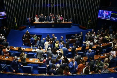 Flávio vota favorável e Senado aprova PEC do fim da escala 6×1 a onze dias da eleição