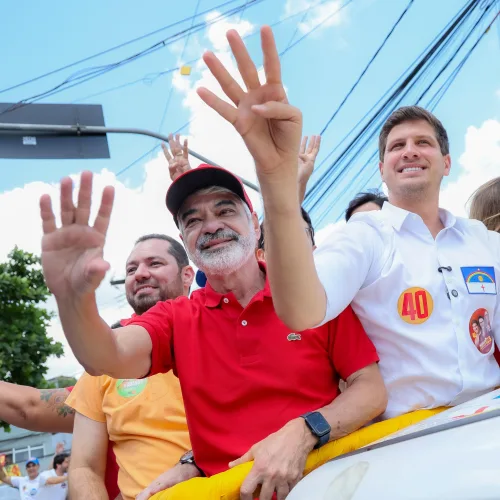 Humberto encerra campanha com multidão nas ruas ao lado de João e Marília