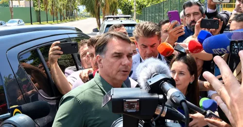 Flávio faz visita a Bolsonaro após 90 dias de proibição