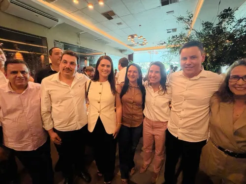 Eleita deputada federal, Juliana de Chaparral participa de almoço com Raquel Lyra e aliados