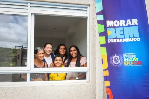  Governadora Raquel Lyra entrega moradias reformadas pelo Programa Morar Bem na Imbiribeira, no Recife