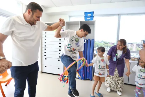 Prefeitura do Recife leva jogos e aprendizagem a crianças em tratamento de saúde durante a Semana da Criança