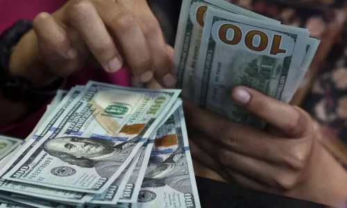 Dólar fecha abaixo de R$ 5 pela primeira vez desde maio