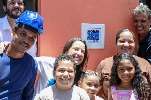 No Recife, governadora Raquel Lyra entrega 49 residências reformadas pelo programa Morar Bem Pernambuco