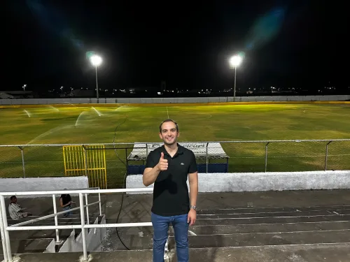 Victor Coelho cumpre promessa aos desportistas de Ouricuri e ilumina estádio o Bigodão