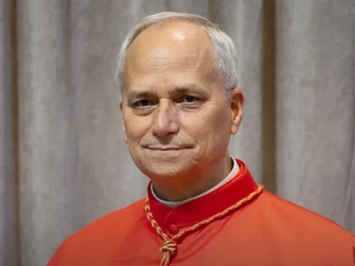 Vaticano confirma internação de Leão XIV para cirurgia no pulmão