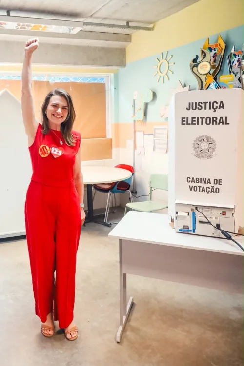 Marília Arraes realiza voto; candidata estava acompanhada das filhas