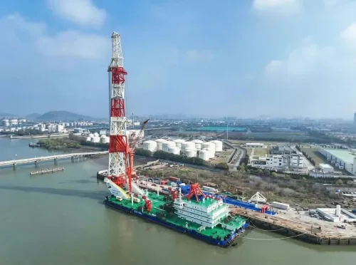 Maior navio de cravação de estacas do mundo parte da China para obra na Bahia