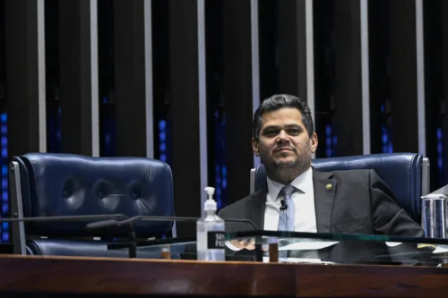 Alcolumbre usa gabinetes e apartamentos funcionais para ficar no cargo