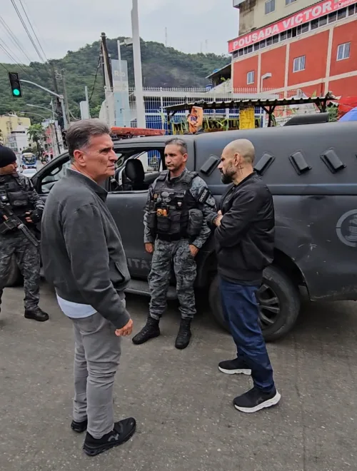 Coronel Meira vai até o Complexo da Maré, no Rio de Janeiro, e desafia facções