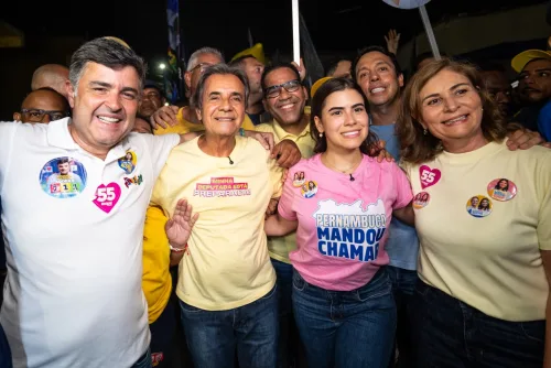 Com Lara Santana, Eduardo da Fonte faz caminhada da vitória em Ipojuca