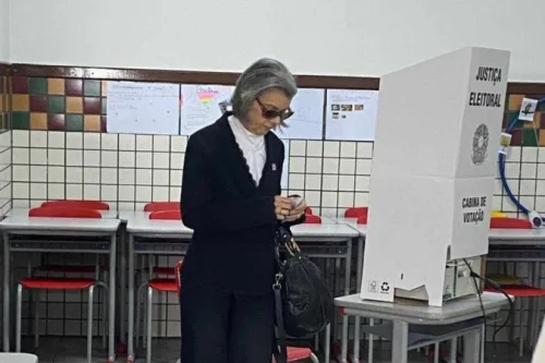 Cármen Lúcia vota em Belo Horizonte e destaca papel da imprensa na democracia