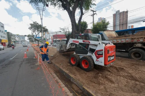 Novo canteiro da Avenida Agamenon Magalhães começa a ganhar forma com a requalificação realizada pela Prefeitura de Caruaru