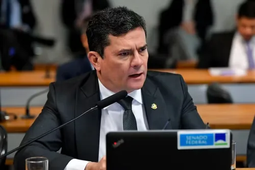 Moro defende Flávio no caso Dark Horse, mas cobra apuração