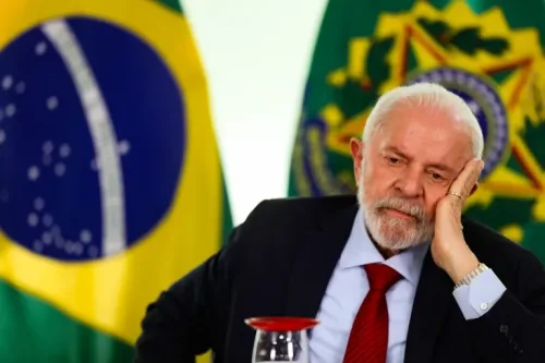Governo Lula acusa revista de publicar reportagem eleitoral com acusações sem provas;