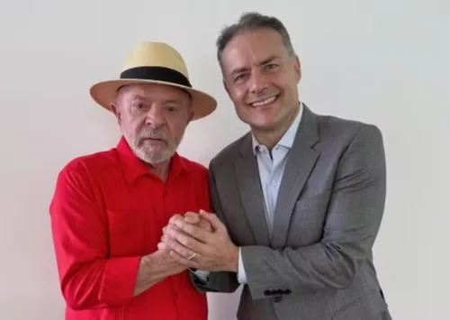 Renan Filho vota em Maceió e faz gesto associado a Lula