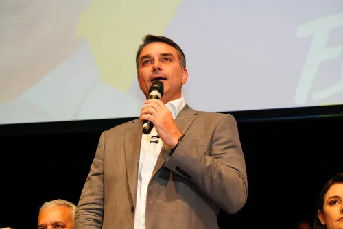 Vou votar a favor do fim da 6×1, diz Flávio Bolsonaro