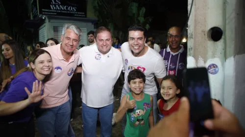 Ao lado de Rodrigo Pinheiro, Anderson Luiz e Fernando Monteiro fazem grande caminhada por bairros de Caruaru
