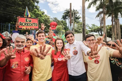 João Campos vota no Recife e fala em "compromisso com o futuro de Pernambuco"