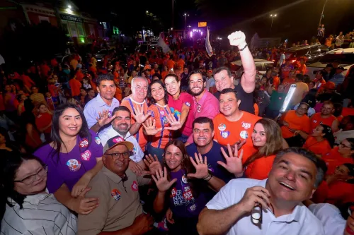 Viviane Facundes reúne apoiadores em caminhada pelas ruas de Gravatá com presença de Raquel Lyra