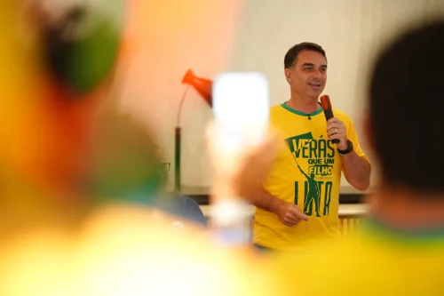 PF abre nova frente de investigação sobre financiamento de mansão de Flávio