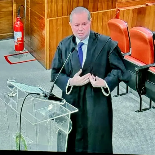 QUANDO A DEMOCRACIA COMEÇA A ADOECER
