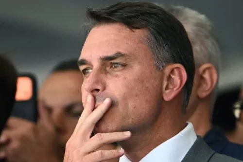 MPE pede multa a Flávio Bolsonaro por site de campanha omitido do TSE