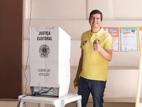 Em São Joaquim do Monte, deputado estadual Joãozinho Tenório vota neste domingo