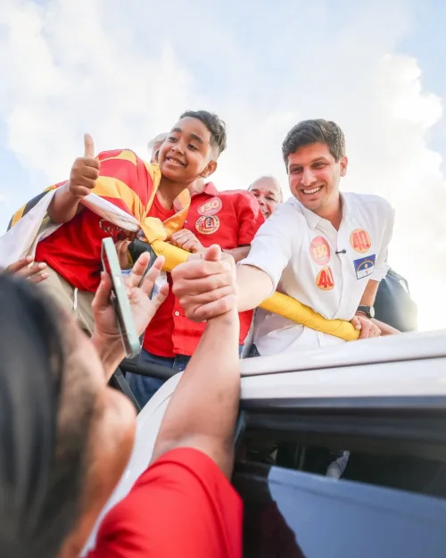 João Campos percorre Jaboatão em carreata e recebe apoio nas ruas