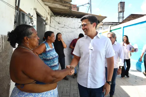 Recife garante dignidade na Vila do Papel com implantação de banheiros e instalações para água e esgoto nas residências