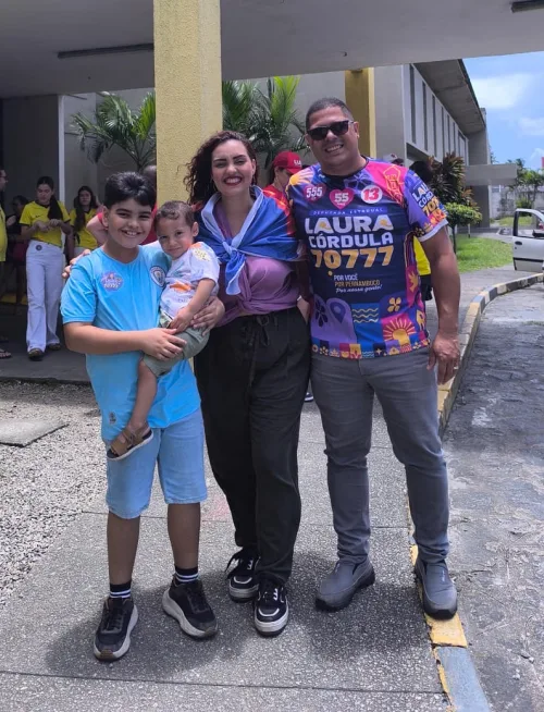 Laura Córdola vota em Olinda acompanhada da família