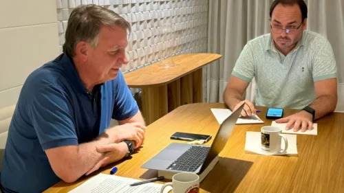 Carlos diz que Bolsonaro está com músculos mais frágeis