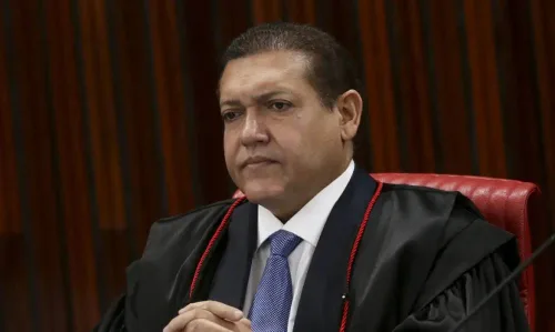 Presidente do TSE se reúne com Meta após IA permitir imagens de Flávio e restringir as de Lula