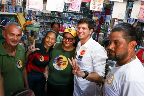 João Campos reforça compromisso com habitação e urbanização no último porta a porta da campanha